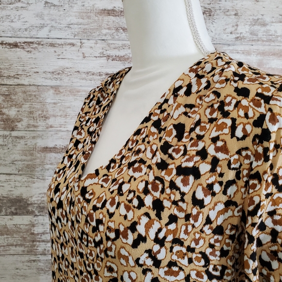 ELODIE Brown Leopard V-neck Pleated Blouse - Picture 4 of 9